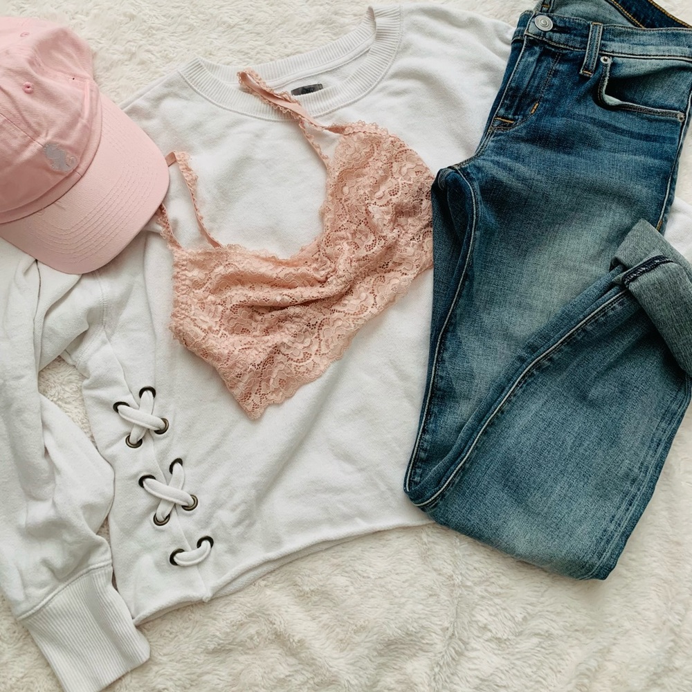 ✨ SOLD ON CURTSY✨ White American Eagle sweater!